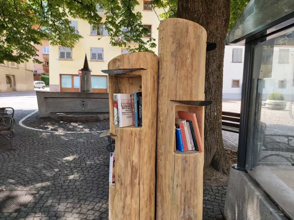 Lorenzo ed un libro in&nbsp;piazza