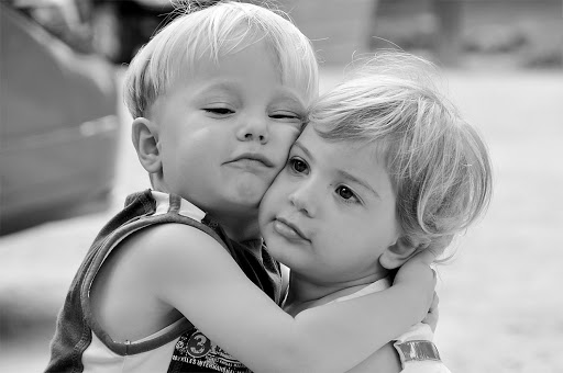 l’inaudita forza dell’abbraccio