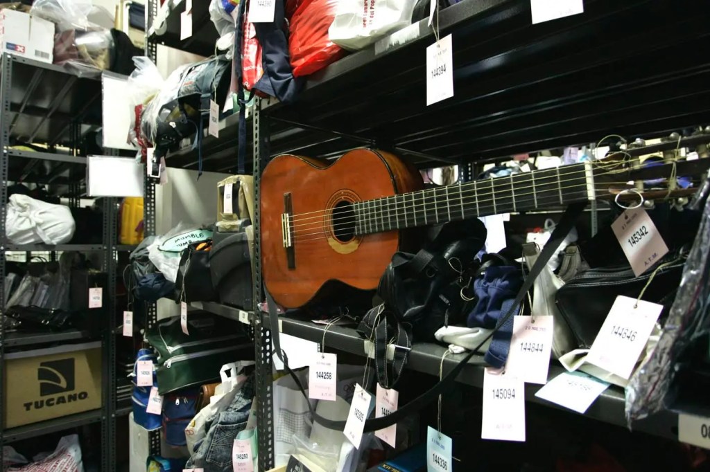 lo scafale degli oggetti&nbsp;smarriti